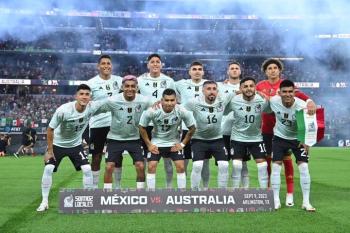 Carlos Vela obsequió un jersey de LAFC a Isaac Alarcón, jugador de